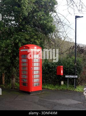 Alte britische Telefon- und Postfach in der Ironbridge-Schlucht, Telford, Shropshire, England, Großbritannien. Stockfoto
