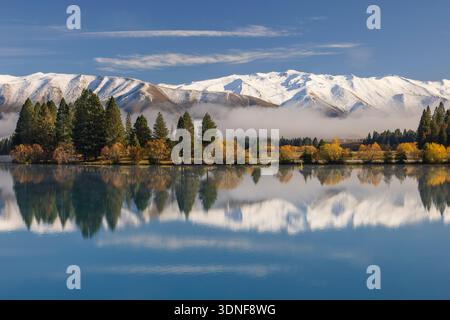 Schneebedeckte Südalpen wurden im Lake Ruataniwha, Twizel, Südinsel, Neuseeland, wiederbelebt. Herbst (Mai) 2025. Stockfoto
