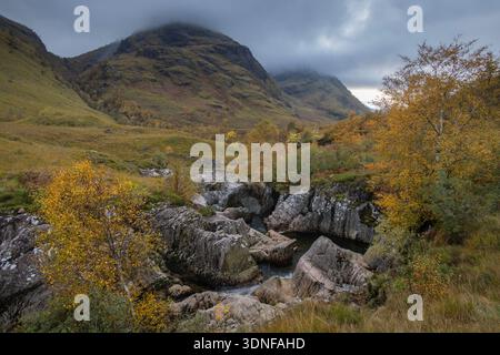 Der Fluss Coe im Glencoe Valley, Highlands, Schottland. Herbst (Oktober) 2025. Stockfoto