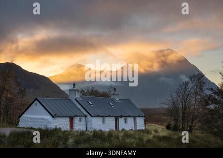 Black Rock Cottage und Buachaille Etive Mor Berg bei Sonnenuntergang, Glencoe, Schottland. Herbst (Oktober) 2025. Stockfoto