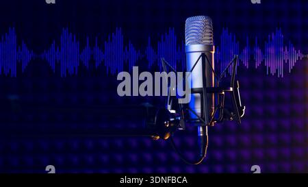 Das Podcast-Aufnahmestudio mit Mikrofon und Soundwellengrafik im Hintergrund erzeugt Audioinhalte Stockfoto