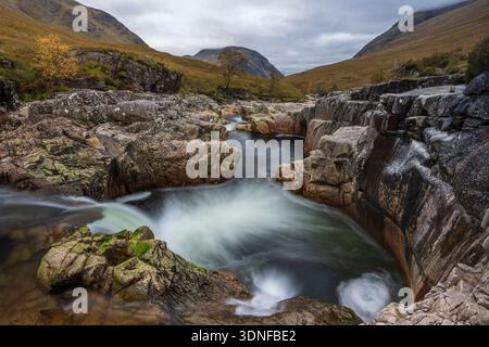 Schlucht am Fluss Etive in Glen Etive, Highlands, Schottland. Herbst (Oktober) 2025. Stockfoto