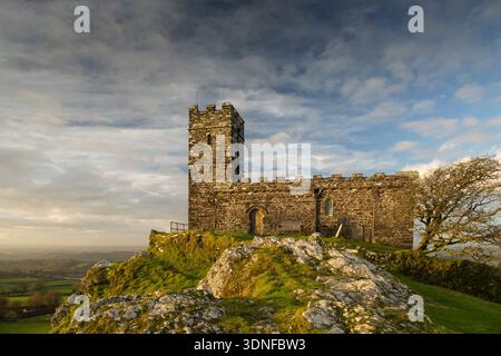 St. Michael de Rupe Kirche aus dem 12. Jahrhundert auf Brentor im Dartmoor-Nationalpark, Devon, England. Herbst (November) 2025. Stockfoto