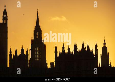 Sonnenuntergang über dem Central Tower im Houses of Parliament, London, Großbritannien. Winter (Dezember) 2025 Stockfoto