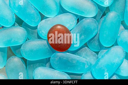 Blaue und rote Kieselsteine an einer Küste Stockfoto