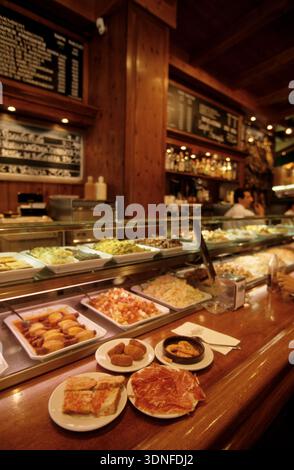 SPANIEN barcelona Restaurant Tapas y Tapas paseo de gracia Panish Schinken und geröstetes Brot mit Tomaten, traditionelle spanische Mahlzeit; Essen; Ernährung; sterben Stockfoto