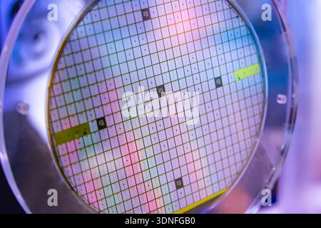 Silizium-Wafer mit Mikrochips, die in der Elektronik für die Herstellung von integrierten Schaltungen verwendet werden Stockfoto