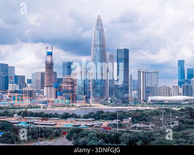 Drohne fliegen über Shenzhen City Central Business District, Luftpanorama China. Stockfoto