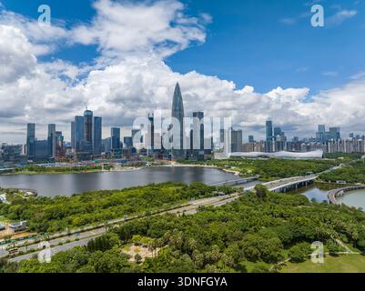 Drohne fliegen über Shenzhen City Central Business District, Luftpanorama China. Stockfoto