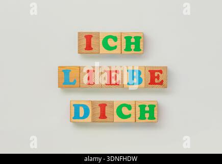 Deutsche Liebesbotschaft Ich liebe dich aus Holzblöcken gefertigt Stockfoto
