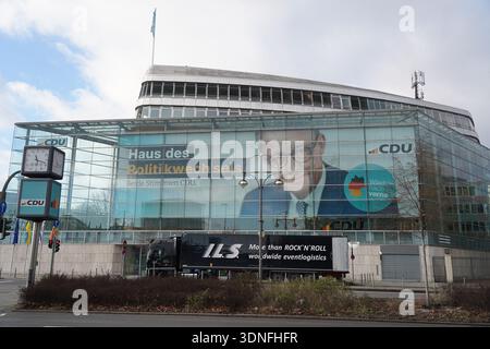 Berlin, Deutschland - 8. Januar 2025: CDU-Hauptsitz Konrad-Adenauer-Haus mit Friedrich Merz Kampagnenplakat, Berlin Stockfoto