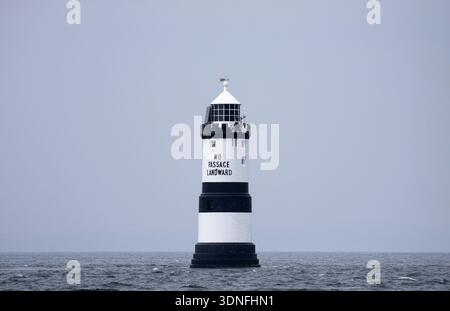 Trwyn du Leuchtturm am Penmon Point, nahe Puffin Island an der Küste von Anglesey, Wales, mit den Worten „no landward Passage“ Stockfoto