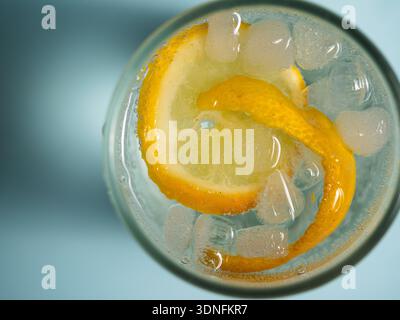 Limonade mit Zitronenscheiben und Eis im Glas Stockfoto