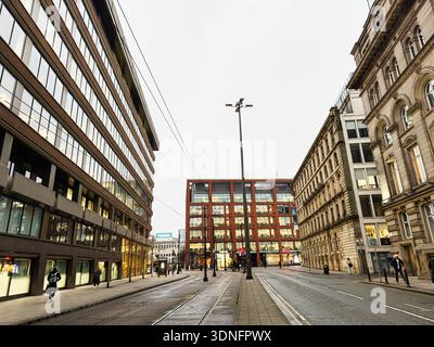 Manchester, Großbritannien - 22. Januar 2026: Urbane Aytoun Street Szene in Manchester mit Glasbüroblöcken und Fußgängern. Stockfoto