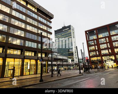 Manchester, Großbritannien - 22. Januar 2026: Modernes Geschäftsviertel in Manchester mit beleuchteten Büros und städtischen Aytoun Straßen. Stockfoto