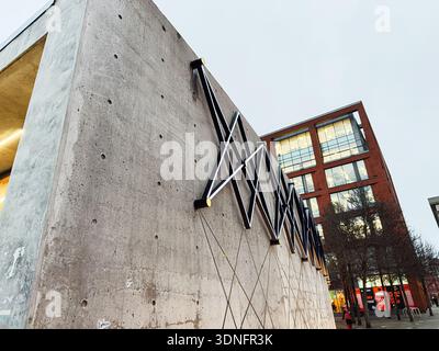 Manchester, Großbritannien - 22. Januar 2026: Moderne Fassade von Piccadilly Gardens, die Industriedesign und Stadtarchitektur in Manchester, Großbritannien, veranschaulicht. Stockfoto