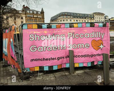 Manchester, Großbritannien - 22. Januar 2026: Buntes Banner im Stadtzentrum von Manchester mit Herzmotiv und verspieltem Design. Stockfoto