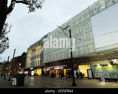 Manchester, Großbritannien - 22. Januar 2026: Städtische Szene in Manchester mit Shoppern, Geschäften und Gerüstfassade wird in Großbritannien renoviert. Stockfoto