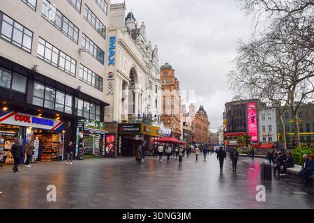 London, Großbritannien. 10. Februar 2026: Tagesansicht am Leicester Square mit Spaziergängen. Quelle: Vuk Valcic/Alamy Stockfoto