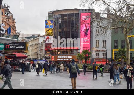 London, Großbritannien. 10. Februar 2026: Tagesansicht am Leicester Square mit Spaziergängen. Quelle: Vuk Valcic/Alamy Stockfoto