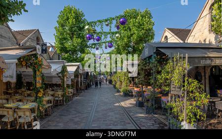 Paris - Frankreich,Frankreich - 08 15 2025: Panoramablick auf den Innenhof von Saint-Emilion im Bercy Village, der an sonnigen Tagen mit bunten Ballons dekoriert ist Stockfoto