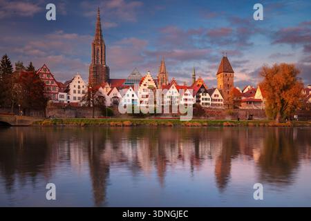 Ulm, Deutschland. Stadtbild der Altstadt Ulm, Deutschland mit dem Ulmer Münster, der höchsten Kirche der Welt und Spiegelbild der Stadt in der Donau AT Stockfoto