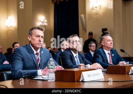 Washington, Usa. Februar 2026. (L-R) Kommissar für Zoll und Grenzschutz (CBP) Rodney Scott, Direktor der U.S. Citizenship and Immigration Services (USCIS) Joseph Edlow und der amtierende Direktor der U.S. Immigrations and Customs Enforcement (ICE) Todd Lyons nehmen am Dienstag, den 10. Februar 2026, an einer Anhörung des House Homeland Security Committee im Canon House Office Building nahe dem US Capitol in Washington, DC teil. Foto: Bonnie Cash/UPI Credit: UPI/Alamy Live News Stockfoto