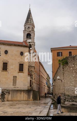 Zadar, Kroatien - 10.23.2025: Glockenturm der Kathedrale St. Anastasia und Altstadt in Zadar, Kroatien Stockfoto