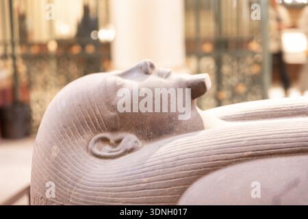 Nahaufnahme einer antiken ägyptischen Steingesichtsskulptur in einem Museum in Kairo, Ägypten. Das Bild hebt geschnitzte Gesichtszüge und Surfen hervor Stockfoto