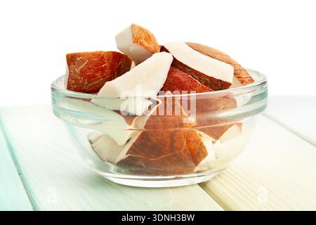 Geschnittene Kokosnuss auf Holz Hintergrund auf weiß Stockfoto