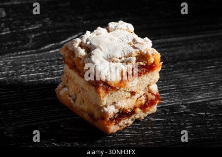 Kuchenscheibe auf schwarzem Holzhintergrund Stockfoto