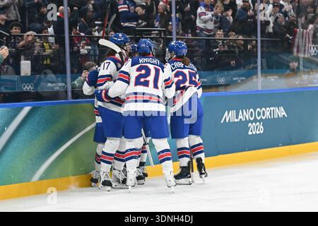 HARVEY erzielte das Tor, Team USA feierte beim Eishockey - KANADA gegen USA, Olympische Winterspiele Milano-Cortina 2026 in Mailand, Italien, 10. Februar 2026 Stockfoto