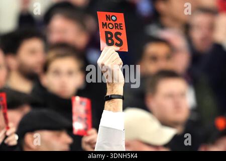 Eine Nahaufnahme, als die Fans von West Ham United während des Premier League-Spiels im London Stadium Karten gegen die Besitzer von West Ham United hochhalten. Bilddatum: Dienstag, 10. Februar 2026. Stockfoto