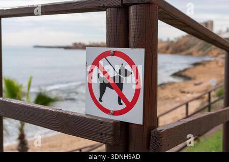 Keine Hunde erlaubt Schild am Strand Holzzaun am Meer Stockfoto