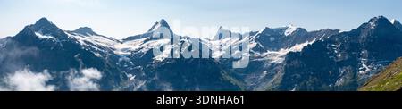 Panoramablick auf die berühmten Schweizer Berge Wetterhorn, Schreckhorn, Eiger, Mönch und Jungfrau im Berner Hochland, Schweiz Stockfoto