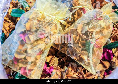 Nahaufnahme handgefertigter Potpourri-Beutel mit duftenden getrockneten Blüten. Natürliche Aromatherapie und Wellness-Lifestyle-Bilder. Stockfoto