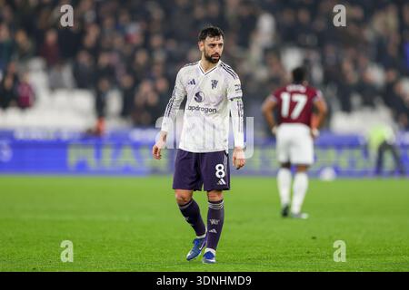 London, Großbritannien. Februar 2026. Manchester United Mittelfeldspieler Bruno Fernandes (8) wurde am 10. Februar 2026 während des Spiels West Ham United gegen Manchester United Premier League im London Stadium in London niedergeschlagen Credit: Phil Duncan/Every Second Media Credit: Every Second Media/Alamy Live News Stockfoto