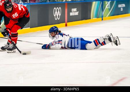 Mailand, Lombardei, USA. Februar 2026. Stürmer Britta Curl #17 des Teams United States spielt bei den Olympischen Winterspielen 2026 in Milano Cortina in der Vorrunde Gruppe A in der Milano Santagiulia Eishockey Arena in MAILAND, Italien. Team USA besiegt Kanada mit 5:0. (Kreditbild: © Walter G. Arce Sr./ASP via ZUMA Press Wire) NUR REDAKTIONELLE VERWENDUNG! Nicht für kommerzielle ZWECKE! Stockfoto