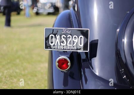 Heckdetail eines Ford V8 aus dem Jahr 1935 mit klassischem Nummernschild, das während des Lytham 1940s Festivals in Lytham St Annes, Lancashire, ausgestellt wurde. Stockfoto