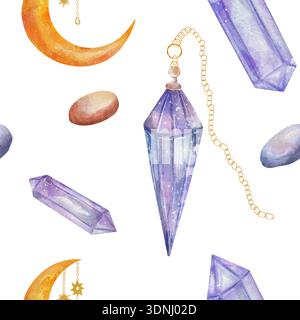 Nahtloses Aquarellmuster mit Kristallpendel, lila Kristallen und Halbmond auf weißem Hintergrund. Mystische und elegante Illustrationen für Designdekor, Grußkarten, Textilien und Druck Stockfoto