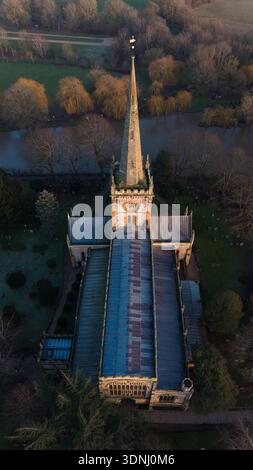 Luftaufnahme der Holy Trinity Church in Stratford-upon-Avon zur goldenen Stunde, England Stockfoto