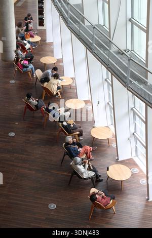 TOKIO, JAPAN - 11.04.2018: Blick auf das Innere des Nationalen Kunstzentrums in Tokio. Stockfoto