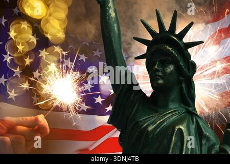 Freiheitsstatue, Feuerwerk, brennender Funkler und Flagge der USA. Grußkarten- oder Posterdesign für den amerikanischen Nationalfeiertag Stockfoto