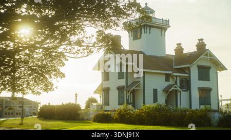 Malerischer Blick auf den historischen hölzernen Point Fermin Lighthouse mit Sonnenschein durch die Bäume in San Pedro, Los Angeles, Kalifornien. Stockfoto