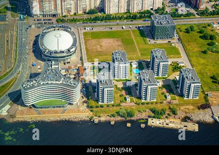 Ein atemberaubender Blick über die dicht besiedelten Wohnblöcke und die moderne Infrastruktur von Sankt Petersburg. Stockfoto