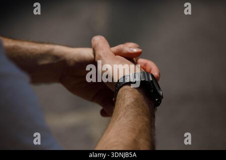 Mann sitzt mit gefesselten Händen, Hautstruktur der Hand, Nahaufnahme Stockfoto