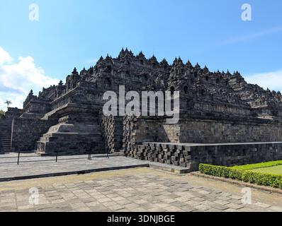 Der buddhistische Tempel von Borobudur, ein UNESCO-Weltkulturerbe in Magelang, Zentral-Java, Indonesien. Alte Steinstupas und komplizierte Reliefs Stockfoto