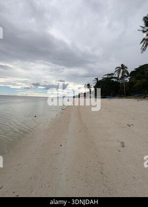 Blick von einer felsigen Klippe mit Blick auf eine tropische Bucht mit türkisfarbenem Wasser und Inseln in Langkawi, Malaysia Stockfoto