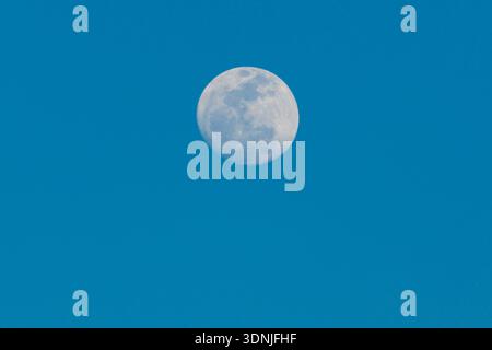 Vollmond auf blauem Himmel Hintergrund am Tag Stockfoto