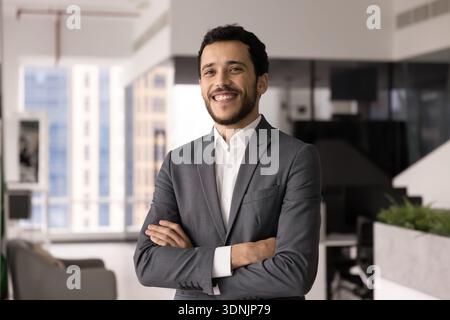 Büroporträt eines jungen arabischen Geschäftsmannes im Anzug Stockfoto